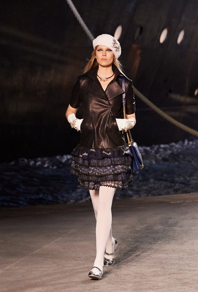 Η Chanel έφτιαξε λιμάνι και έφερε κρουαζιερόπλοιο καταμεσής του Παρισιού -Ναύτης στο La Pausa η Τζίτζι Χαντίντ [εικόνες & βίντεο] | iefimerida.gr 39