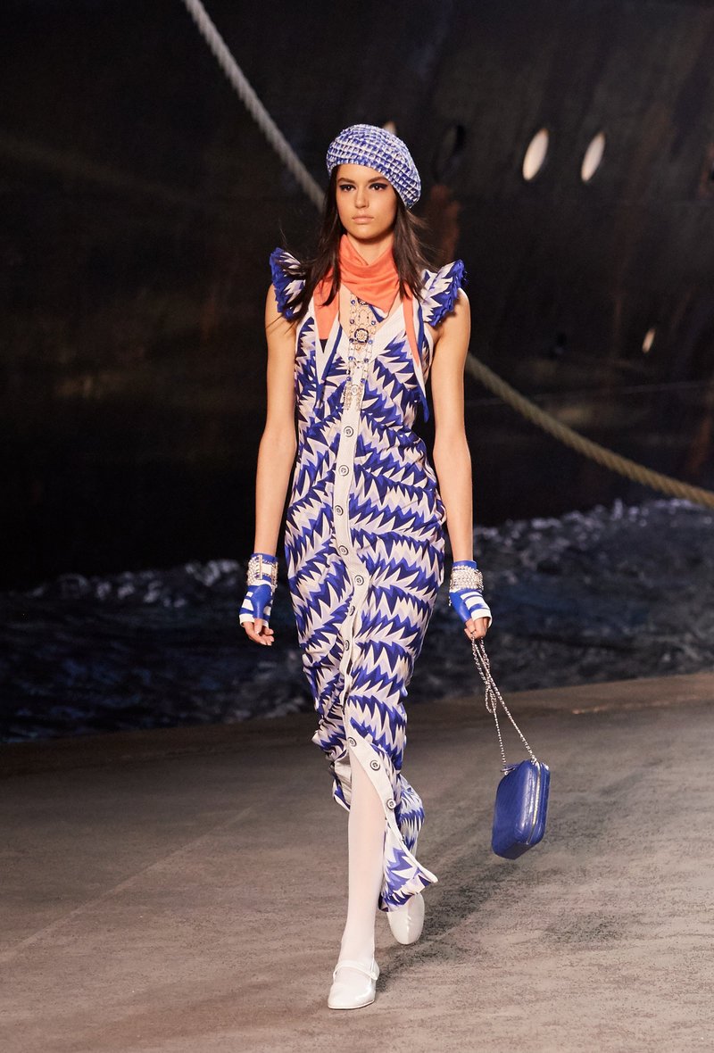 Η Chanel έφτιαξε λιμάνι και έφερε κρουαζιερόπλοιο καταμεσής του Παρισιού -Ναύτης στο La Pausa η Τζίτζι Χαντίντ [εικόνες & βίντεο] | iefimerida.gr 32