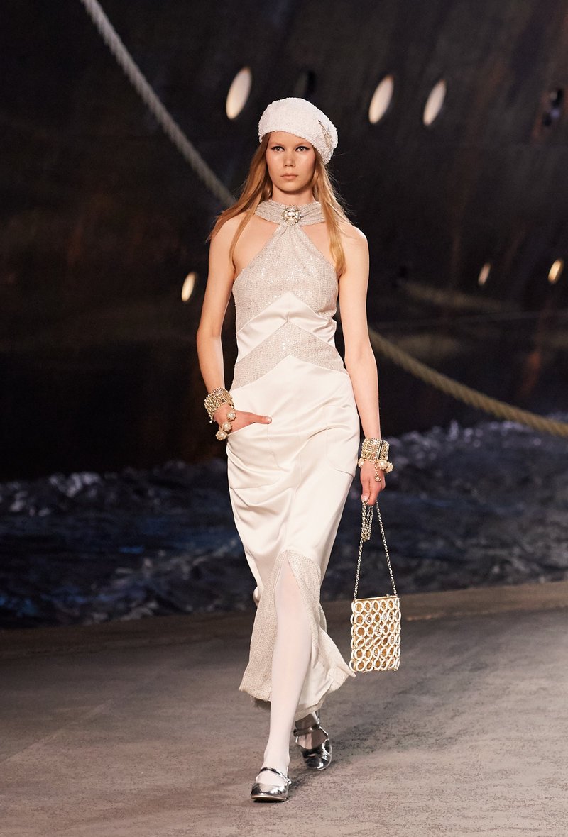 Η Chanel έφτιαξε λιμάνι και έφερε κρουαζιερόπλοιο καταμεσής του Παρισιού -Ναύτης στο La Pausa η Τζίτζι Χαντίντ [εικόνες & βίντεο] | iefimerida.gr 43