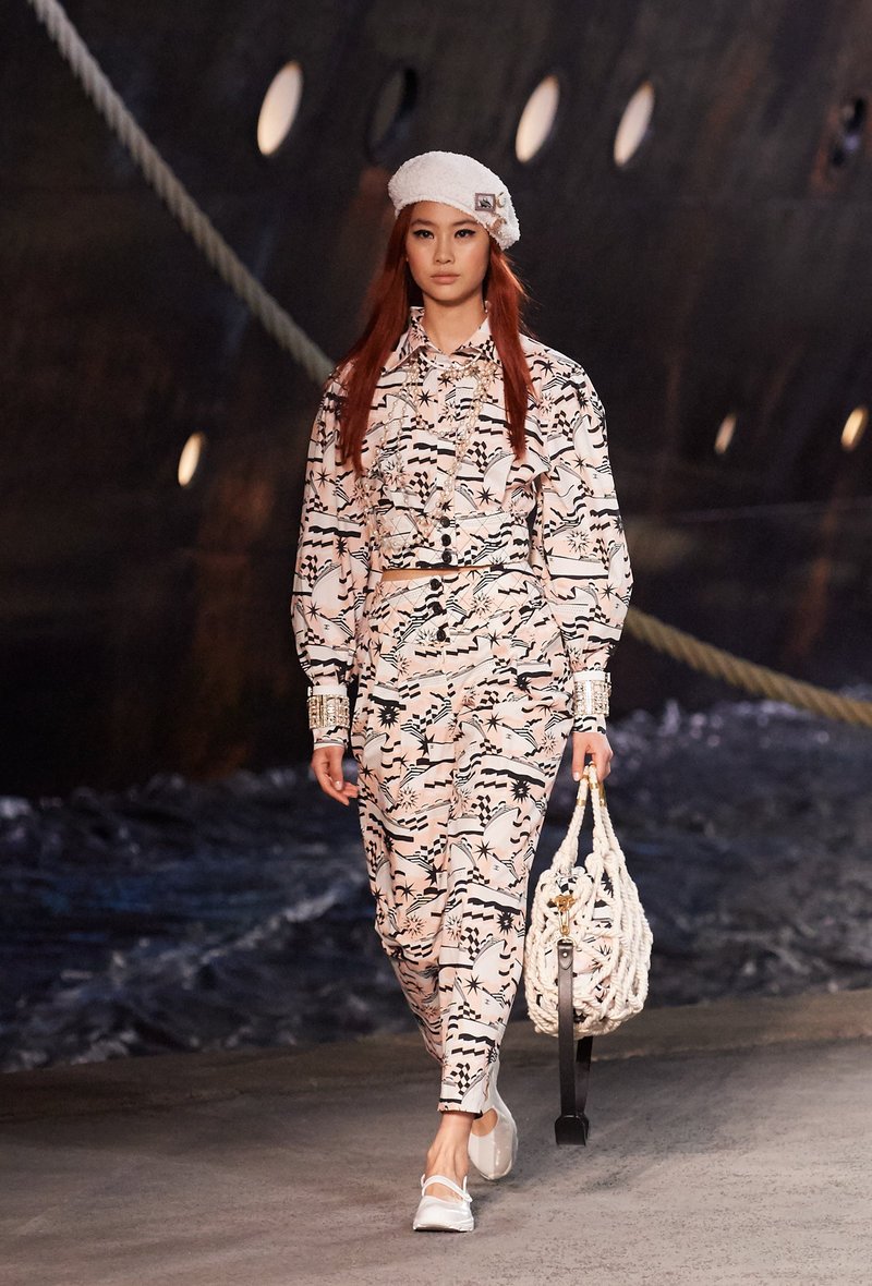 Η Chanel έφτιαξε λιμάνι και έφερε κρουαζιερόπλοιο καταμεσής του Παρισιού -Ναύτης στο La Pausa η Τζίτζι Χαντίντ [εικόνες & βίντεο] | iefimerida.gr 12