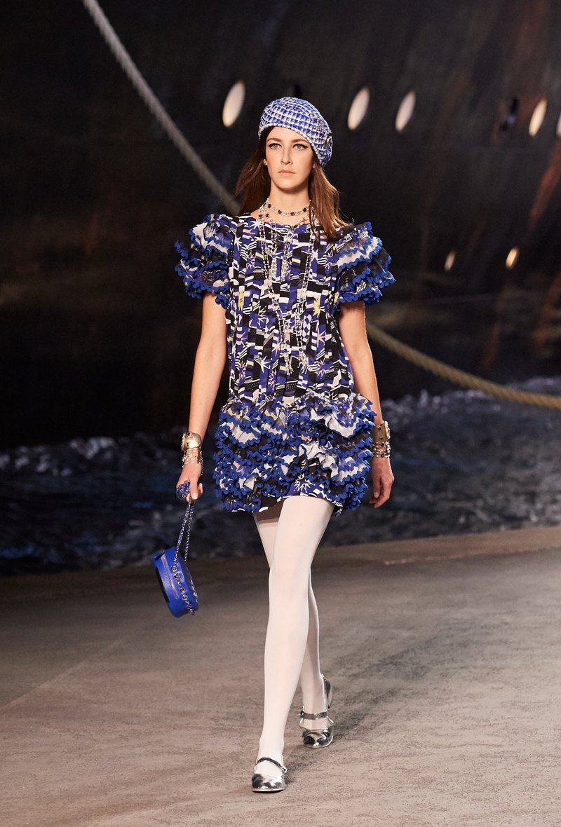 Η Chanel έφτιαξε λιμάνι και έφερε κρουαζιερόπλοιο καταμεσής του Παρισιού -Ναύτης στο La Pausa η Τζίτζι Χαντίντ [εικόνες & βίντεο] | iefimerida.gr 31