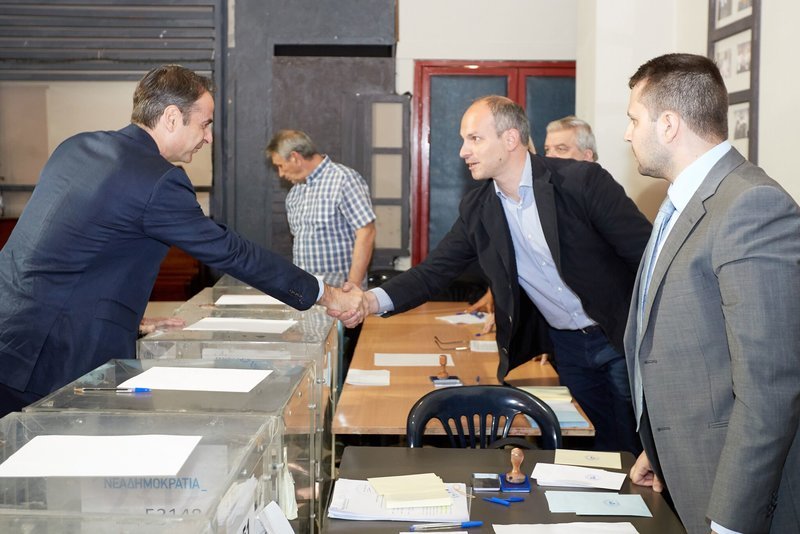 Στις κάλπες η ΝΔ -Ψηφίζουν για νομαρχιακές και τοπικές [εικόνες] | iefimerida.gr 0