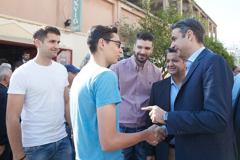 Στις κάλπες η ΝΔ -Ψηφίζουν για νομαρχιακές και τοπικές [εικόνες] | iefimerida.gr 1