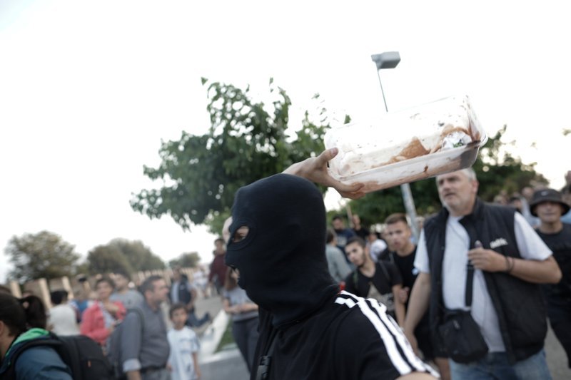 Αγρια επίθεση και ξύλο στον Μπουτάρη -Τον έριξαν κάτω [εικόνες & βίντεο] | iefimerida.gr 17