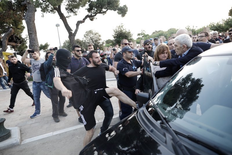 Αγρια επίθεση και ξύλο στον Μπουτάρη -Τον έριξαν κάτω [εικόνες & βίντεο] | iefimerida.gr 16