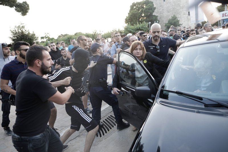 Αγρια επίθεση και ξύλο στον Μπουτάρη -Τον έριξαν κάτω [εικόνες & βίντεο] | iefimerida.gr 13