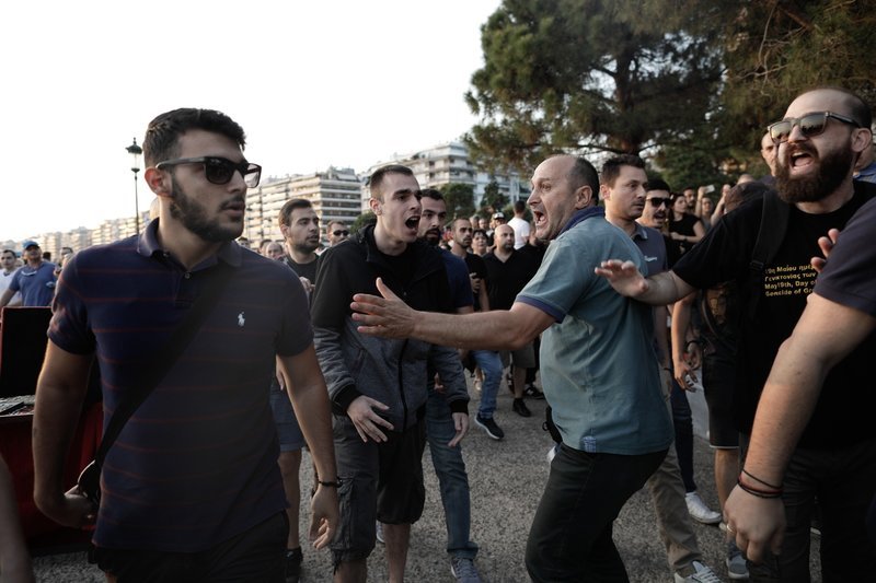 Αγρια επίθεση και ξύλο στον Μπουτάρη -Τον έριξαν κάτω [εικόνες & βίντεο] | iefimerida.gr 26