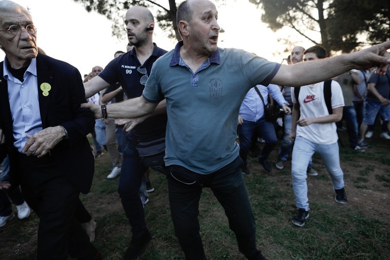 Αγρια επίθεση και ξύλο στον Μπουτάρη -Τον έριξαν κάτω [εικόνες & βίντεο] | iefimerida.gr 24