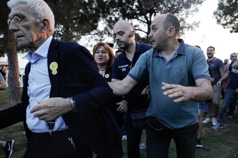 Αγρια επίθεση και ξύλο στον Μπουτάρη -Τον έριξαν κάτω [εικόνες & βίντεο] | iefimerida.gr 23