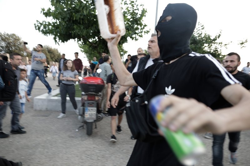 Αγρια επίθεση και ξύλο στον Μπουτάρη -Τον έριξαν κάτω [εικόνες & βίντεο] | iefimerida.gr 18