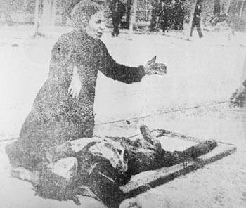 9 Μαΐου 1936: Η μητέρα του Τάσου Τούση θρηνεί τον γιο της, τον πρώτο νεκρό της αιματηρής καταστολής της διαδήλωσης των καπνεργατών της Θεσσαλονίκης. Η ιστορική φωτογραφία που ενέπνευσε τον Επιτάφιο του Ρίτσου, φωτογραφία: wikipedia