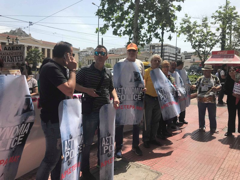 Διαδηλωτές της ΑΔΕΔΥ ντύθηκαν ΜΑΤ- Πανό για τον «εξαφανισμένο Χουλιαράκη» [εικόνες & βίντεο] | iefimerida.gr 3