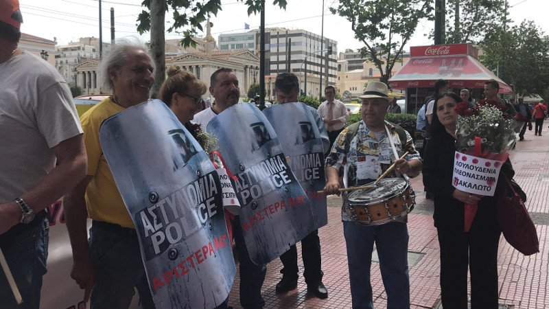 Διαδηλωτές της ΑΔΕΔΥ ντύθηκαν ΜΑΤ- Πανό για τον «εξαφανισμένο Χουλιαράκη» [εικόνες & βίντεο] | iefimerida.gr 1