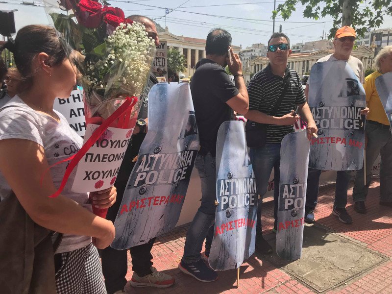 Διαδηλωτές της ΑΔΕΔΥ ντύθηκαν ΜΑΤ- Πανό για τον «εξαφανισμένο Χουλιαράκη» [εικόνες & βίντεο] | iefimerida.gr 2