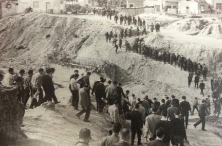 Φίλαθλοι της ΑΕΚ περνάνε το ρέμα του Ποδονίφτη για να πάνε στο παλιό γήπεδο στη Νέα Φιλαδέλφεια