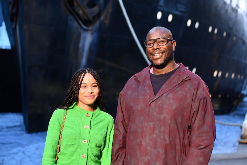 Η Chanel έφτιαξε λιμάνι και έφερε κρουαζιερόπλοιο καταμεσής του Παρισιού -Ναύτης στο La Pausa η Τζίτζι Χαντίντ [εικόνες & βίντεο] | iefimerida.gr 48