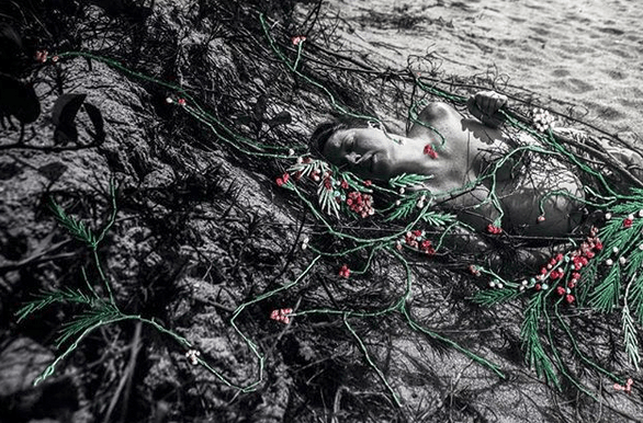 Βγάζει υπέροχες φωτογραφίες και από πάνω τις κεντάει [εικόνες] | iefimerida.gr 0