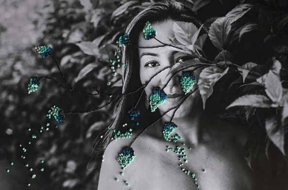 Βγάζει υπέροχες φωτογραφίες και από πάνω τις κεντάει [εικόνες] | iefimerida.gr 3