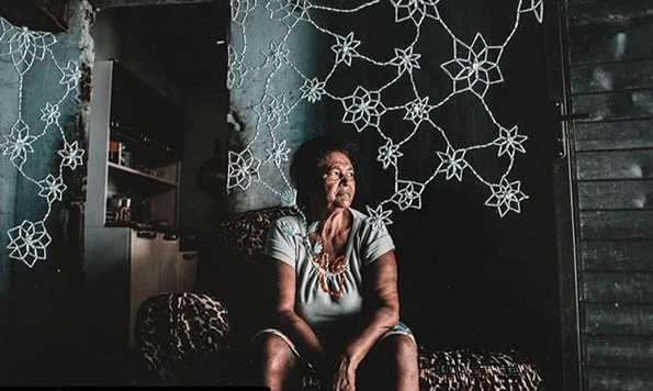 Βγάζει υπέροχες φωτογραφίες και από πάνω τις κεντάει [εικόνες] | iefimerida.gr 4