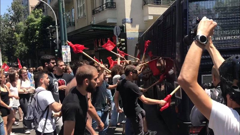 Πετροπόλεμος και χημικά, συγκρούσεις με τα ΜΑΤ στην πορεία | iefimerida.gr 1