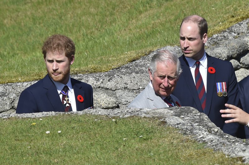 Οι δύο λέξεις στο γάμο που έφεραν κοντά Χάρι-Κάρολο, μετά από 20 χρόνια -Μια σχέση κόλαση [εικόνες] | iefimerida.gr 4