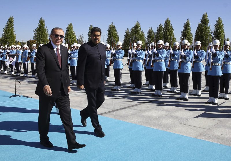 Επιχείρηση γοητείας των... Τούρκων από τον Μαδούρο -Φόρεσε τη στολή του ιδρυτή της οθωμανικής αυτοκρατορίας [εικόνες] | iefimerida.gr 2