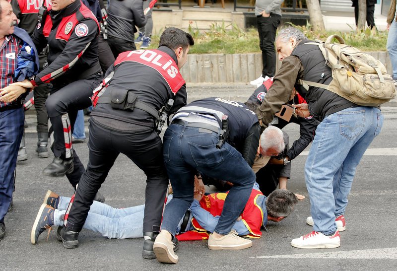 Επεισόδια και συλλήψεις στην πλατεία Ταξίμ- Στις εκδηλώσεις για την Πρωτομαγιά [εικόνες &βίντεο] | iefimerida.gr 1