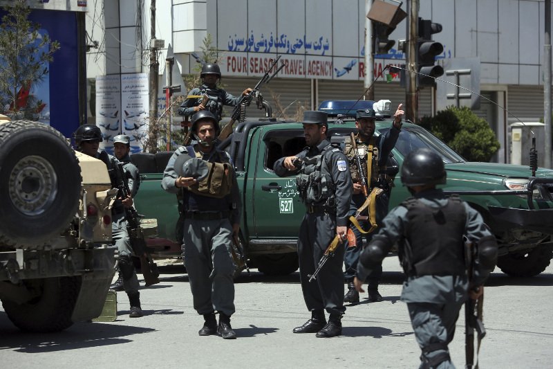 Χάος: Τρεις απανωτές εκρήξεις από ενόπλους στην Καμπούλ -Τουλάχιστον 6 τραυματίες [εικόνες] | iefimerida.gr 2