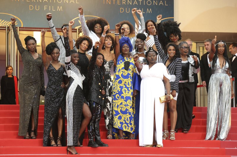 16 μαύρες Γαλλίδες φόρεσαν Balmain και διαμαρτυρήθηκαν στις Κάννες [εικόνες] | iefimerida.gr 0