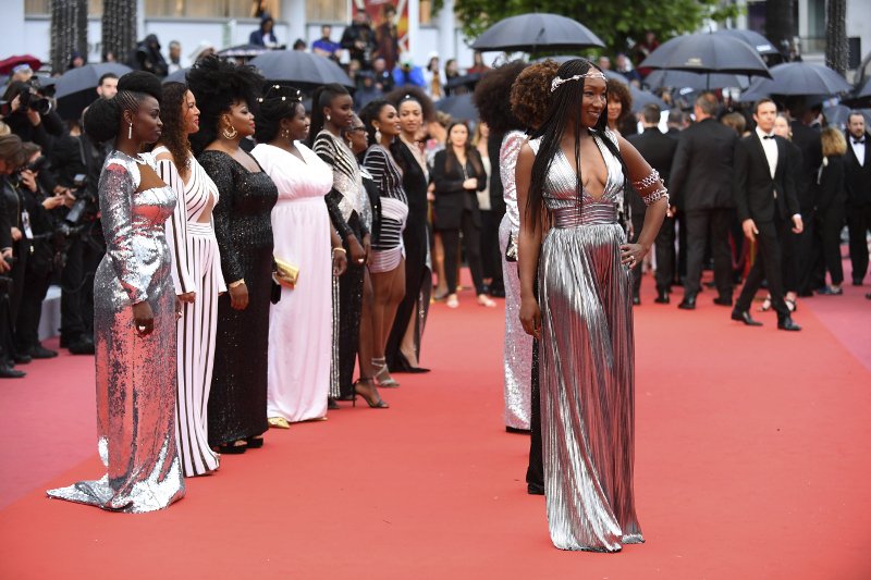 16 μαύρες Γαλλίδες φόρεσαν Balmain και διαμαρτυρήθηκαν στις Κάννες [εικόνες] | iefimerida.gr 1