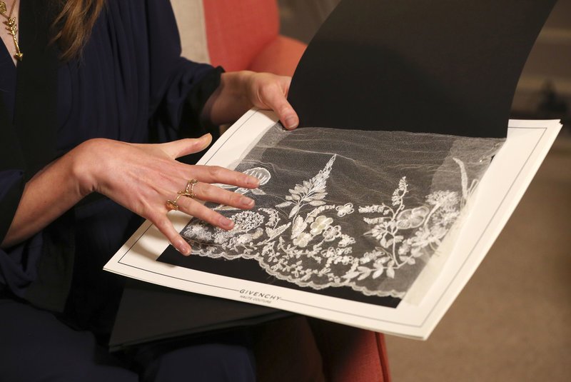 Η άγνωστη ιστορία του Givenchy νυφικού της Μέγκαν Μαρκλ -Πήγαινε μεταμφιεσμένη στις πρόβες [εικόνες] | iefimerida.gr 4