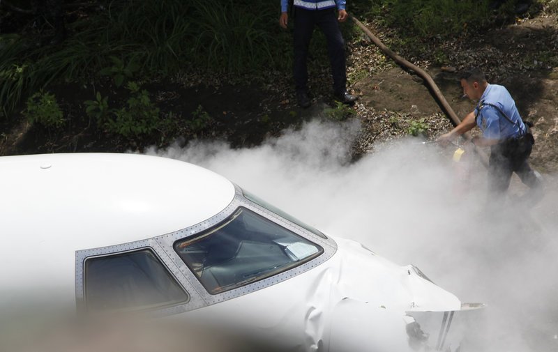 Aεροπλάνο συνετρίβη και κόπηκε στα δύο στην Ονδούρα! [εικόνες & βίντεο]  | iefimerida.gr 1