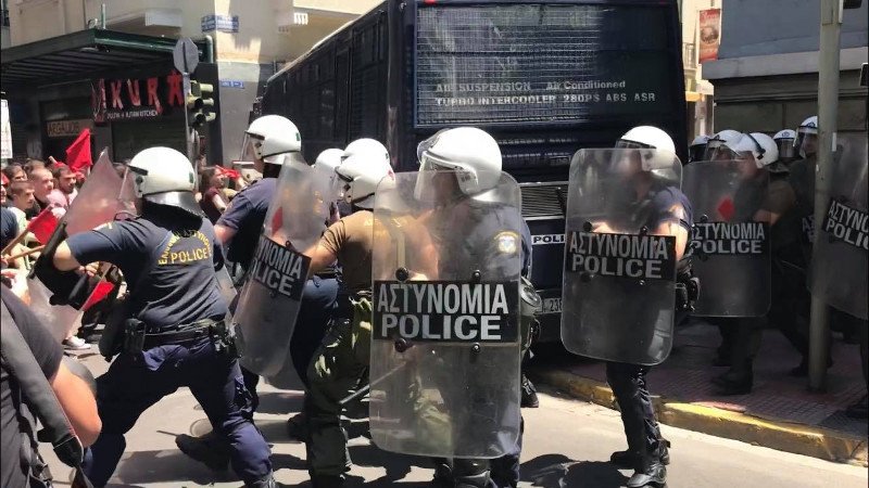 Τα επεισόδια στην πορεία ανάμεσα σε Ανταρσύα και ΜΑΤ- φωτό iefimerida