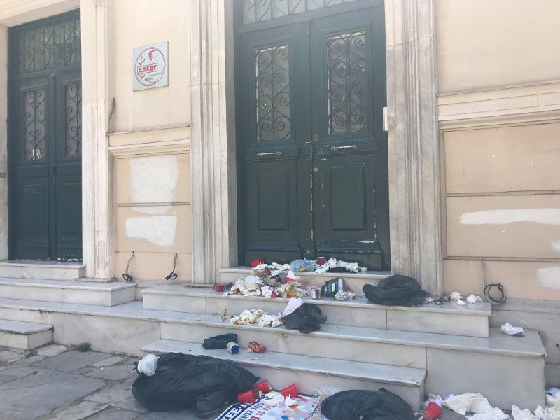 Πετροπόλεμος και χημικά, συγκρούσεις με τα ΜΑΤ στην πορεία | iefimerida.gr 12