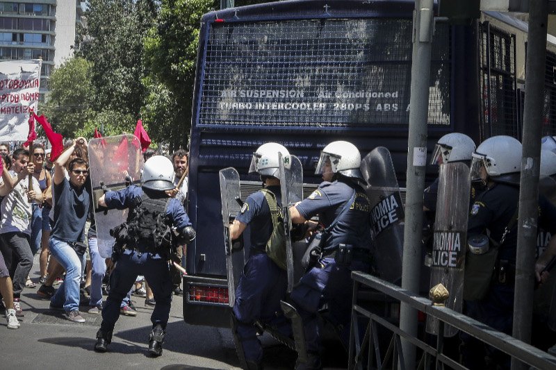 Πετροπόλεμος και χημικά, συγκρούσεις με τα ΜΑΤ στην πορεία | iefimerida.gr 3