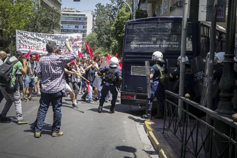 Πετροπόλεμος και χημικά, συγκρούσεις με τα ΜΑΤ στην πορεία | iefimerida.gr 4