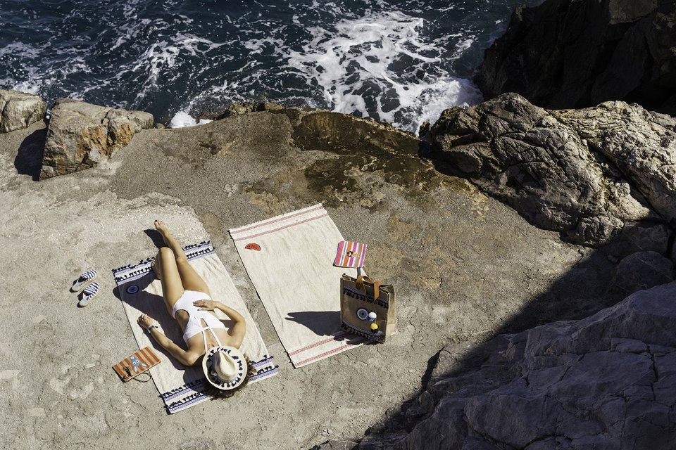 AtoZGreek: Η πιο αυθεντικά ελληνική σειρά καλοκαιρινών αξεσουάρ με σήμα τον... γάιδαρο (αλλά και τη γοργόνα) [εικόνες] | iefimerida.gr 3