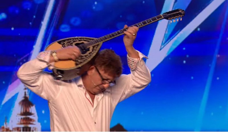 Ο Ελληνοκύπριος που έπαιξε μπουζούκι και ξεσήκωσε το «Βρετανία έχεις ταλέντο» -Εσπαγαν πιάτα οι κριτές! [εικόνες & βίντεο] | iefimerida.gr 4