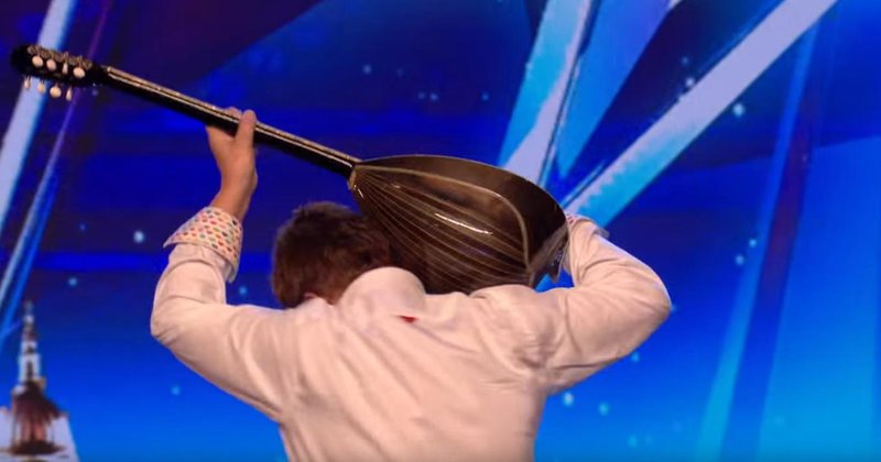 Ο Ελληνοκύπριος που έπαιξε μπουζούκι και ξεσήκωσε το «Βρετανία έχεις ταλέντο» -Εσπαγαν πιάτα οι κριτές! [εικόνες & βίντεο] | iefimerida.gr 8