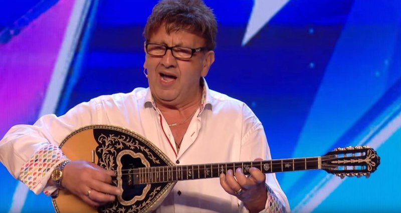 Ο Ελληνοκύπριος που έπαιξε μπουζούκι και ξεσήκωσε το «Βρετανία έχεις ταλέντο» -Εσπαγαν πιάτα οι κριτές! [εικόνες & βίντεο] | iefimerida.gr 3