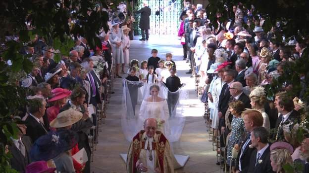 Το απόλυτο αουτσάιντερ: Το νυφικό της Μέγκαν Μαρκλ ήταν Givenchy [εικόνα]  | iefimerida.gr 1