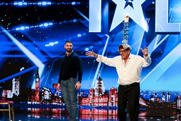 Ο Ελληνοκύπριος που έπαιξε μπουζούκι και ξεσήκωσε το «Βρετανία έχεις ταλέντο» -Εσπαγαν πιάτα οι κριτές! [εικόνες & βίντεο] | iefimerida.gr 0