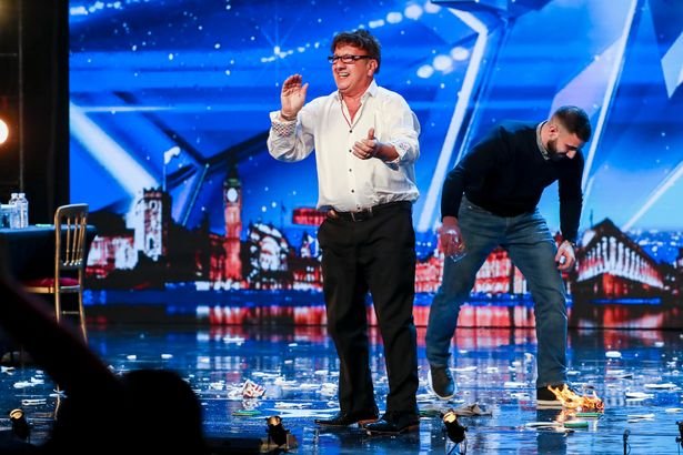 Ο Ελληνοκύπριος που έπαιξε μπουζούκι και ξεσήκωσε το «Βρετανία έχεις ταλέντο» -Εσπαγαν πιάτα οι κριτές! [εικόνες & βίντεο] | iefimerida.gr 1