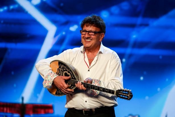 Ο Ελληνοκύπριος που έπαιξε μπουζούκι και ξεσήκωσε το «Βρετανία έχεις ταλέντο» -Εσπαγαν πιάτα οι κριτές! [εικόνες & βίντεο] | iefimerida.gr 2