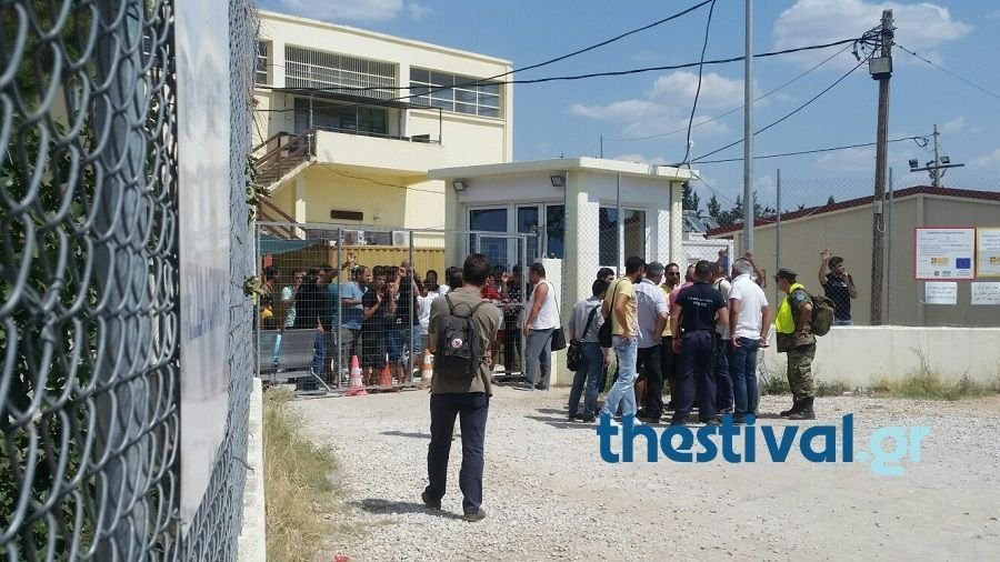 Πρόσφυγες διαμαρτύρονται για τις συνθήκες διαβίωσης στη δομή στα Διαβατά | iefimerida.gr 0