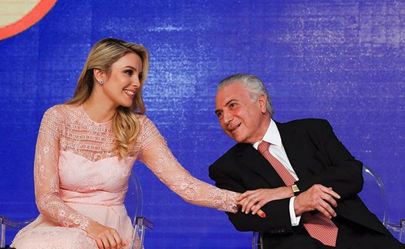 Η Πρώτη Κυρία της Βραζιλίας έπεσε με τα ρούχα στην πισίνα για να σώσει τον σκύλο της [εικόνα] | iefimerida.gr 2