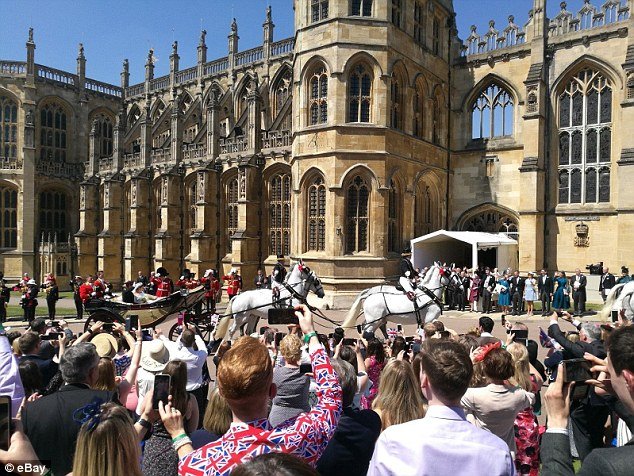 Πουλούν στο eBay 400 δολάρια την μπομπονιέρα του Χάρι και της Μέγκαν [εικόνες] | iefimerida.gr 2