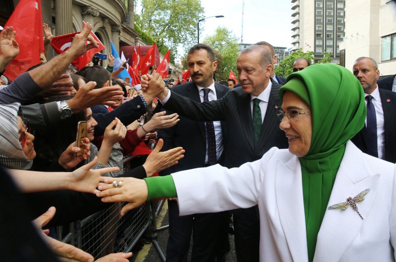 Σάλος: Η πανάκριβη τσάντα και η καρφίτσα της Εμινέ Ερντογάν -75.000 δολαρίων [εικόνες] | iefimerida.gr 1