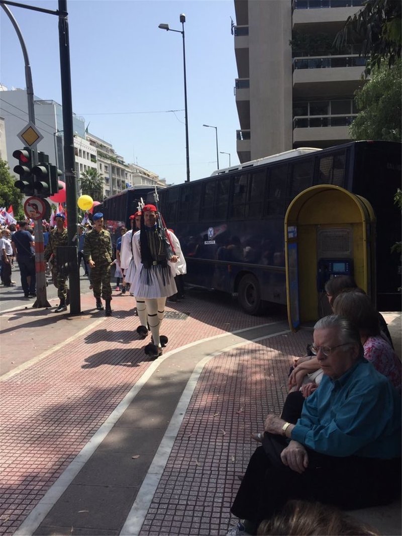 Οι Εύζωνες της Προεδρικής Φρουράς άλλαξαν δρομολόγιο -Τους εμπόδιζαν οι κλούβες των ΜΑΤ [εικόνες] | iefimerida.gr 1