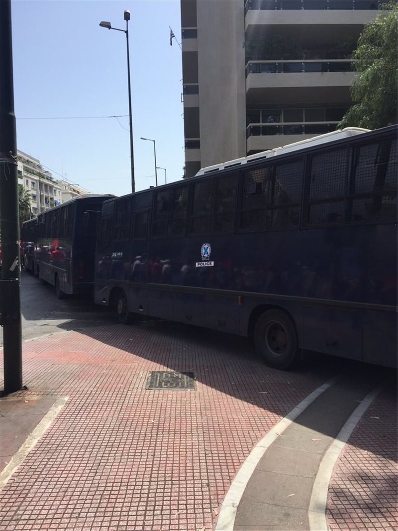 Οι Εύζωνες της Προεδρικής Φρουράς άλλαξαν δρομολόγιο -Τους εμπόδιζαν οι κλούβες των ΜΑΤ [εικόνες] | iefimerida.gr 0